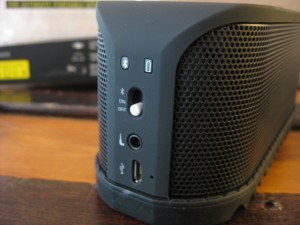 Boutons sur le côté de l'enceinte bluetooth