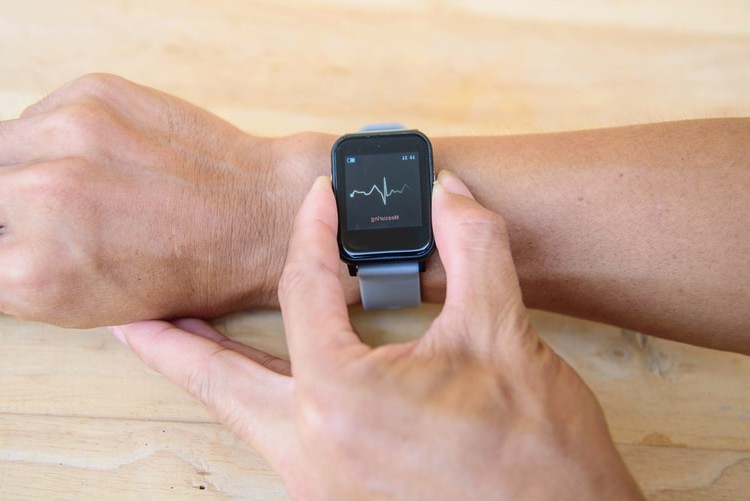 électrocardiogramme ecg dans les montres connectées et smartwatch pour la fibrillation